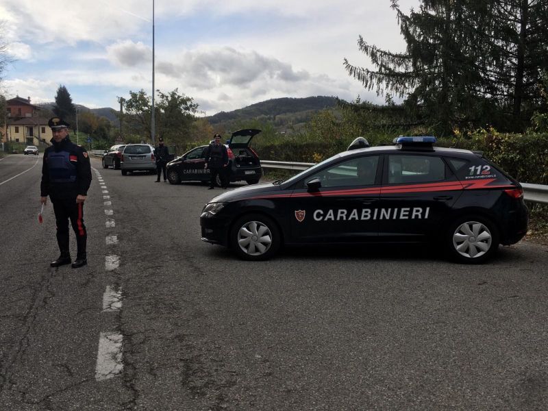 Fermato a un posto di blocco tenta la fuga poi tira uno schiaffo a un appuntato