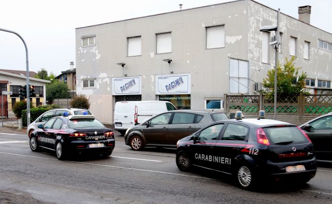 Terrore a Gaggiano: entra in un bar con mazza da baseball e coltello, un ferito