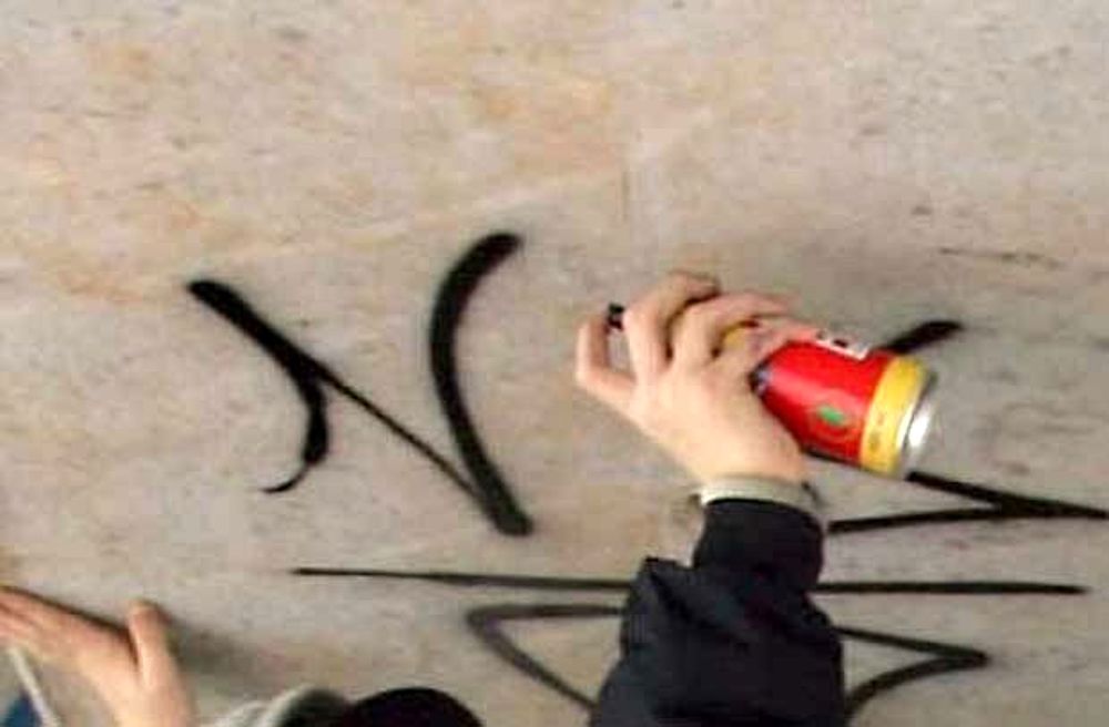 Scritta razzista a Gropello Cairoli di fronte alla struttura che ospita migranti