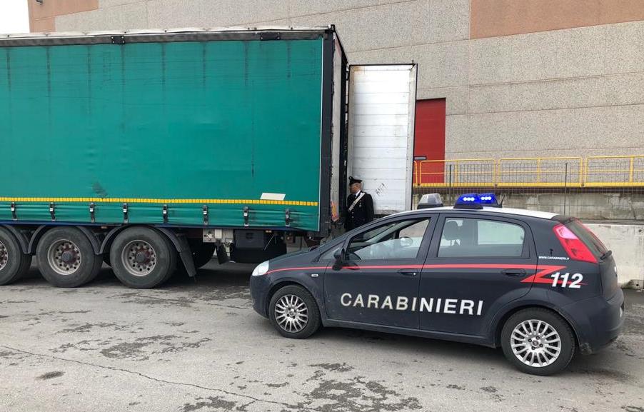 Clandestini nel rimorchio del camion: volevano andare in Francia ma si trovano nel Pavese