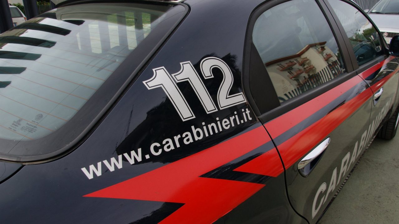 Minacciati dai rapinatori con una pistola