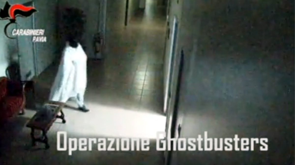 Ruba dipinti su commissione travestito da fantasma, nei guai 50enne pavese