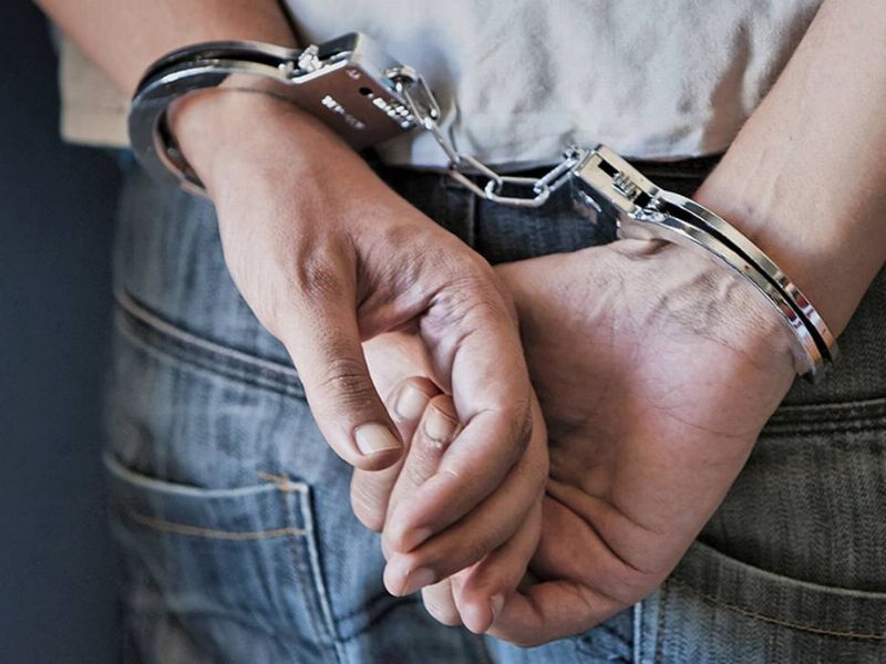 Minaccia di uccidere la moglie e la figlia con un coltello, arrestato