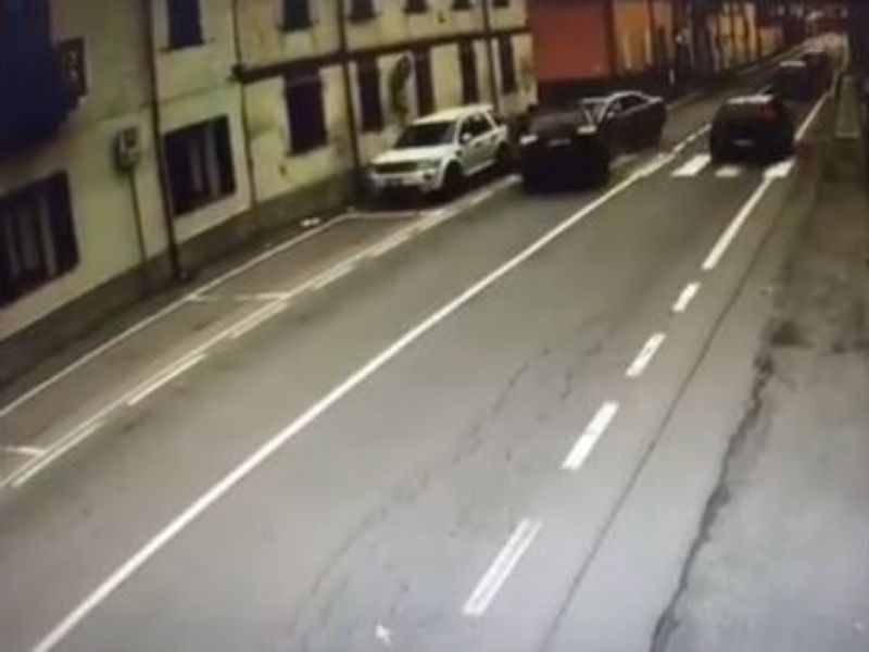 A bordo di auto rubata non si ferma all’alt e causa incidente: arrestato VIDEO