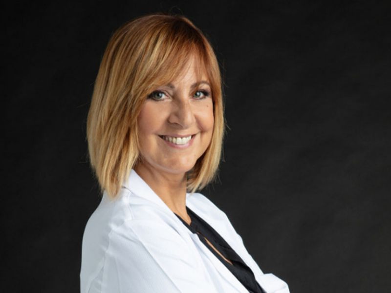 Debora Villa in “Gli uomini vengono da Marte, le donne da Venere”