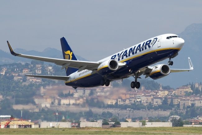 Bagaglio a mano a pagamento, Ryanair fa un passo indietro