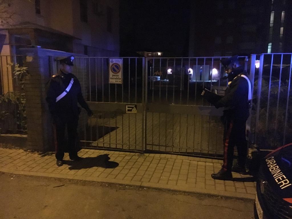 Bambini scoppiano petardi, lui prende la pistola e spara colpo in aria per intimorirli