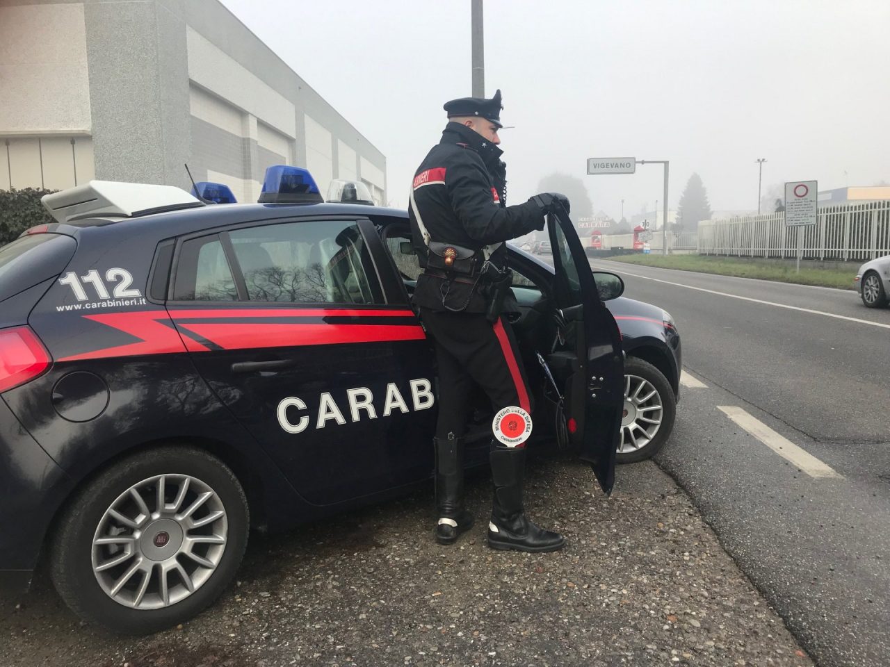 Tenta furto su auto e aggredisce proprietario, arrestato