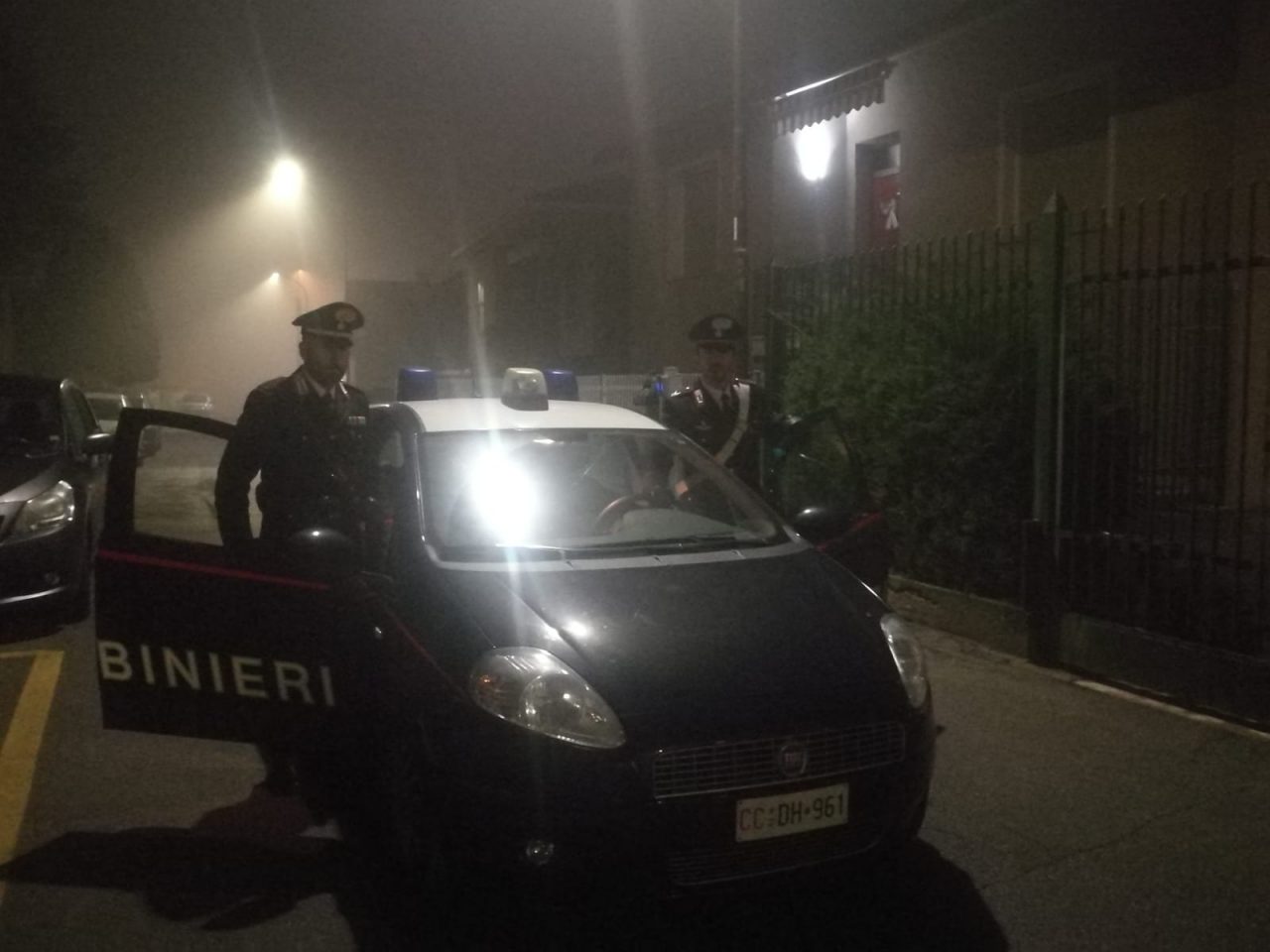 Picchia nonno 90enne, trovato riverso nel suo sangue: voleva soldi per la droga