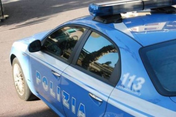 Aggredisce donna rompendole il naso e danneggia alcune auto: arrestato