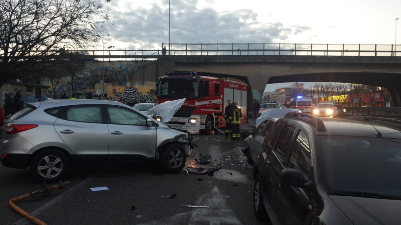 Auto investe quattro persone alla fermata dell’autobus VIDEO e FOTO