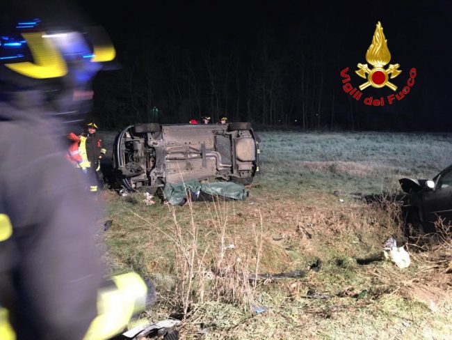 Scontro frontale, auto si ribalta: un morto FOTO