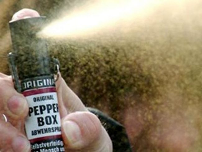 Spray al peperoncino a scuola, 49 ragazzi intossicati