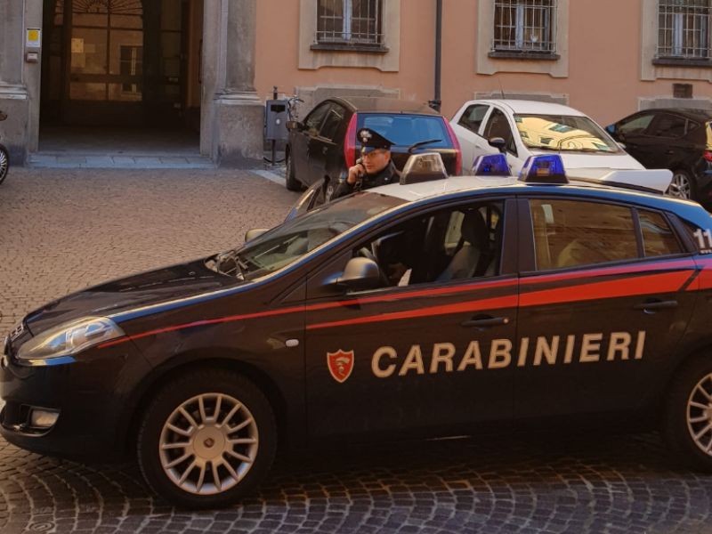 Scoperto a rubare nei garage, fugge ma viene bloccato e arrestato