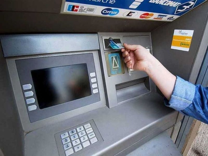 Prelevano al Bancomat con una carta rubata: nei guai due giovani, uno è minorenne