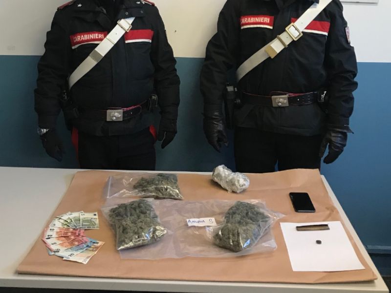 Forte odore di marijuana dall’auto, arrestato spacciatore