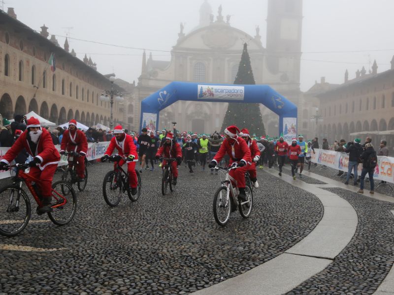 Scarpadoro di Babbo Natale: oltre 600 persone ieri a Vigevano FOTO