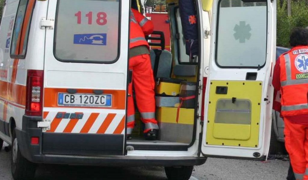 12enne cade dal balcone e muore sul colpo