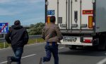 Migranti disperati si infilano sul rimorchio di un tir ma finiscono a Tavazzano