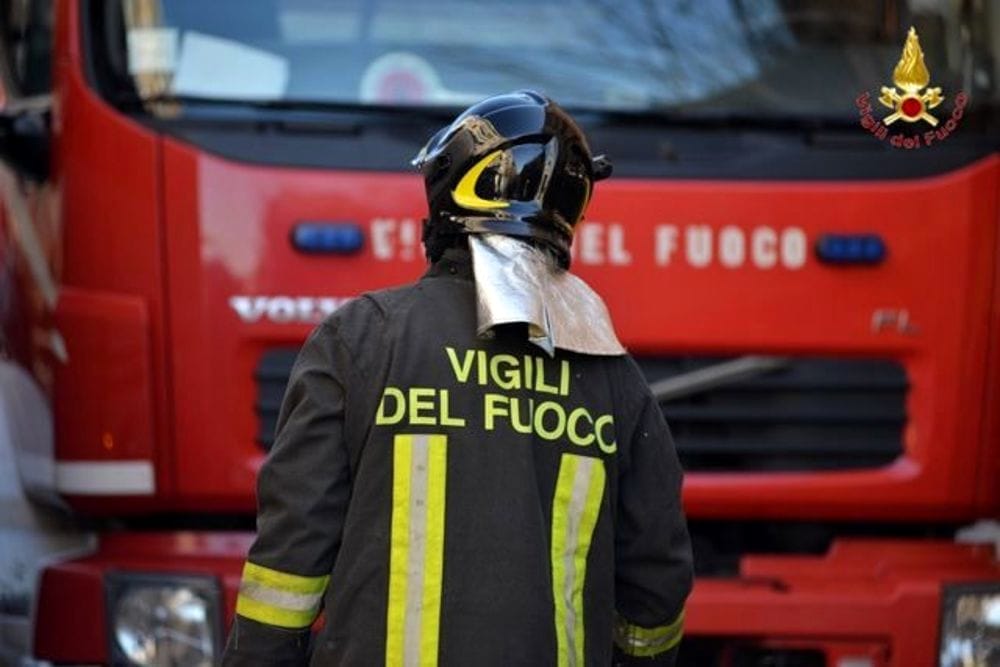 Autobus distrutto dalle fiamme a Retorbido: l’autista riesce a mettersi in salvo