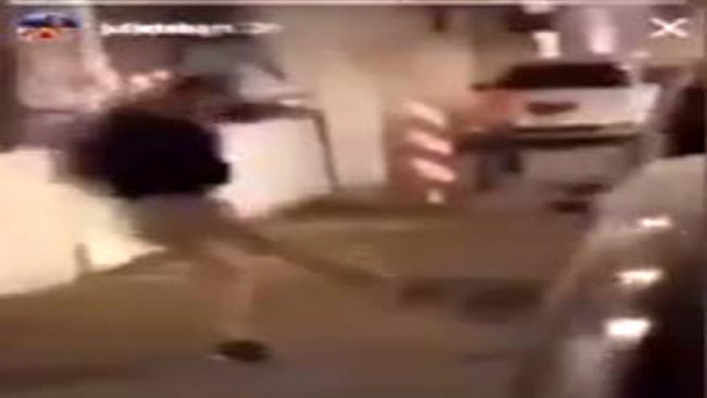 Gallina presa a calci come un pallone: caccia ai bulli VIDEO