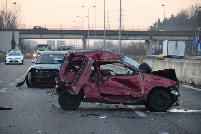 Tassista travolto: ecco il video che mostra il momento dello schianto VIDEO