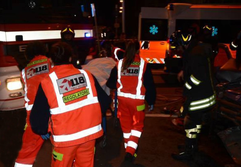 Scontro tra auto, due giovani in ospedale SIRENE DI NOTTE
