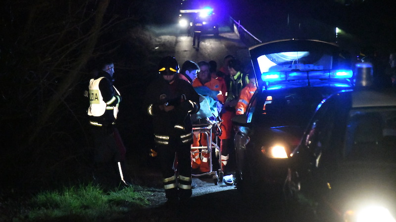 Ubriaco cade nelle acque gelide del Naviglio e rischia di annegare VIDEO