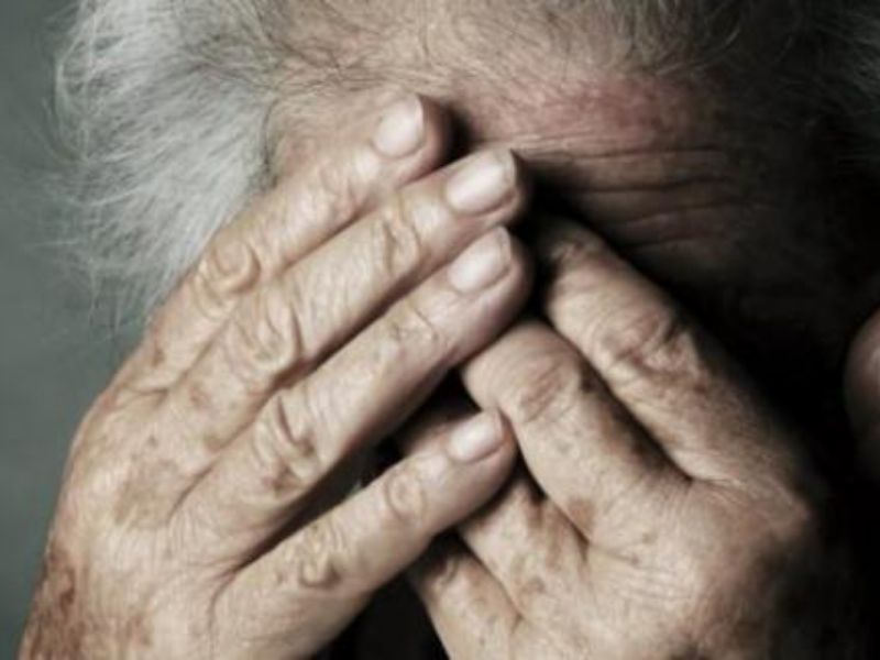 Picchia la madre per i soldi della droga, arrestato