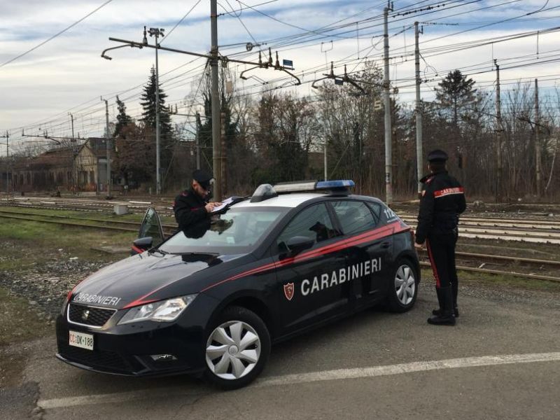 Ripetute minacce e maltrattamenti nei confronti di moglie e figlia, arrestato