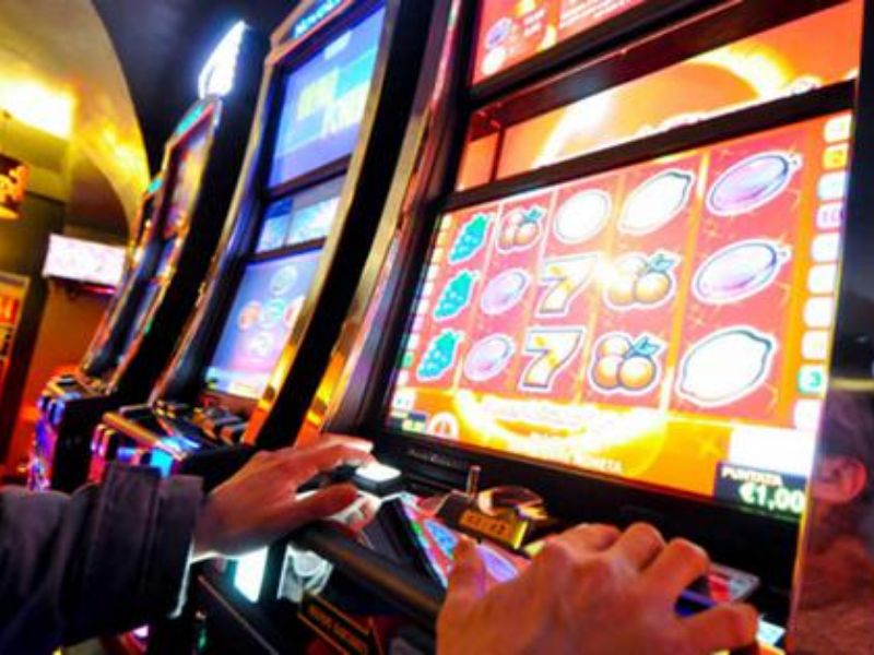 Lascia la figlia in auto da sola per giocare alle slot machine