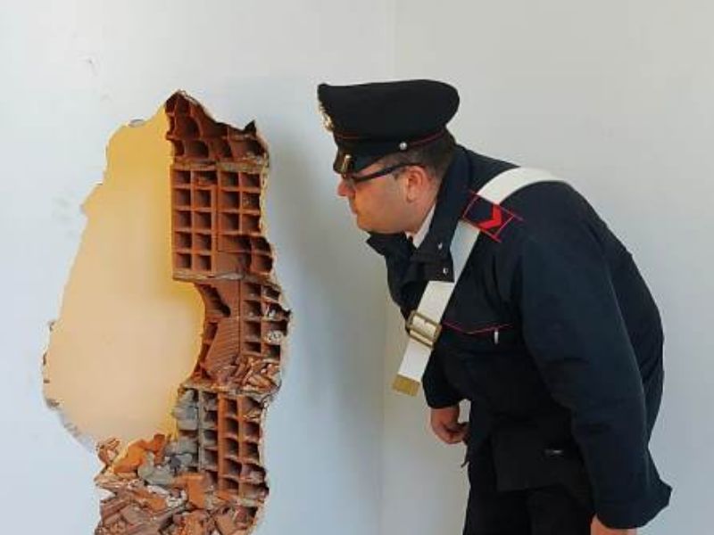Tentato colpo alle poste: una vera e propria banda del buco