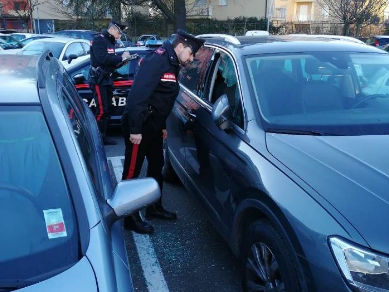 Razziava le autovetture in sosta, arrestato 20enne pavese