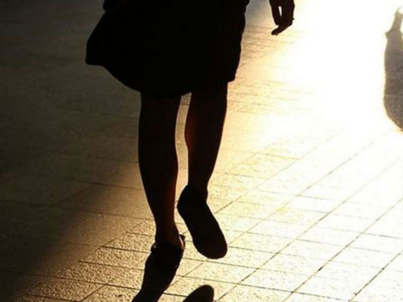 Pedina e perseguita per gelosia la collega di lavoro: denunciata