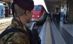 Sfonda un vetro sul treno, De Corato: “Basta, vogliamo i militari a bordo!”