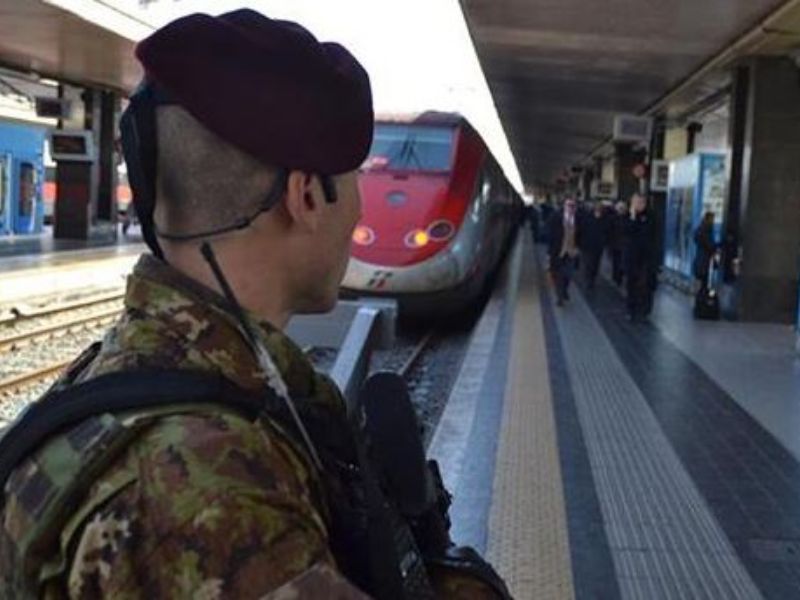 Sfonda un vetro sul treno, De Corato: “Basta, vogliamo i militari a bordo!”