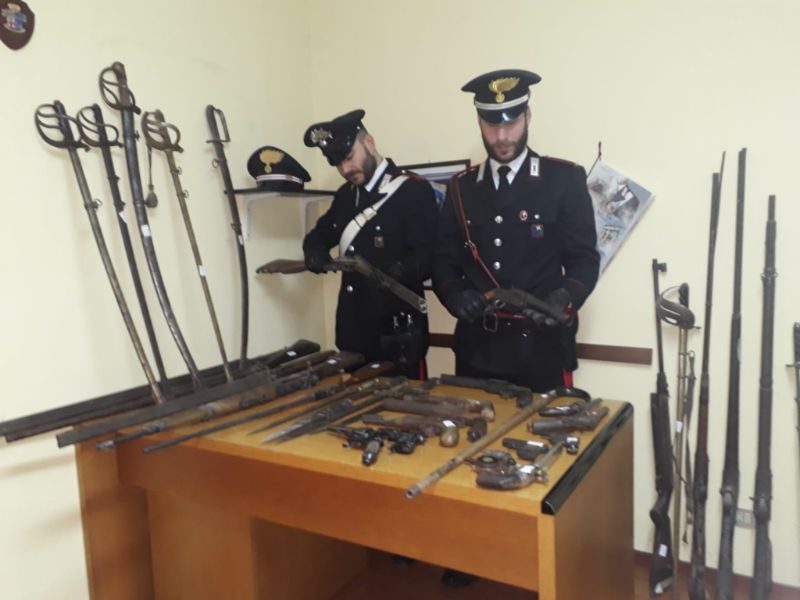 Arsenale in casa, trovate 40 armi detenute illegalmente