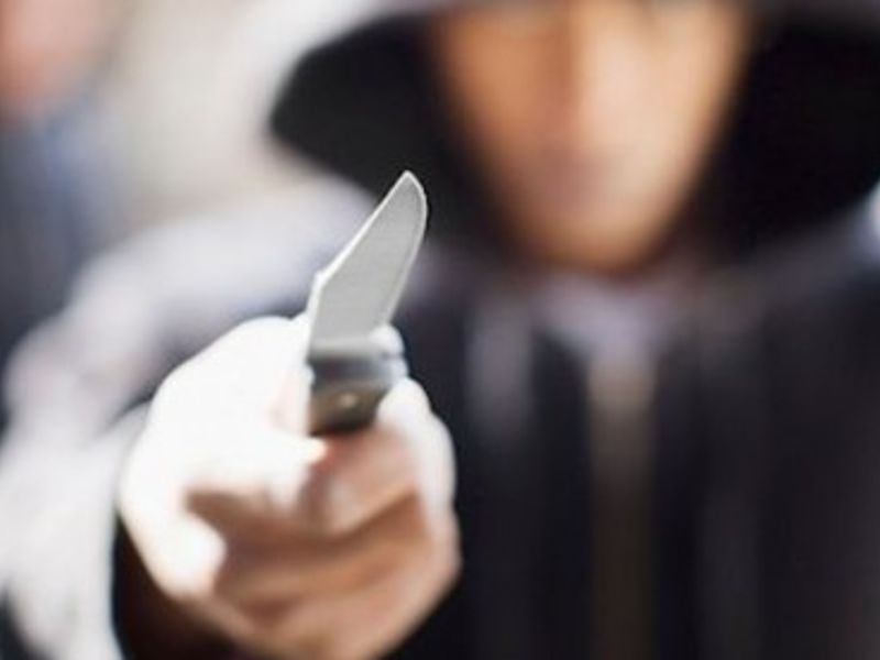 Rapina donna armato di coltello: 40enne ferita alla mano destra