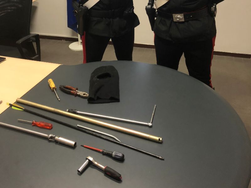 Sventati furti in appartamento, carabinieri in borghese pedinano pregiudicati