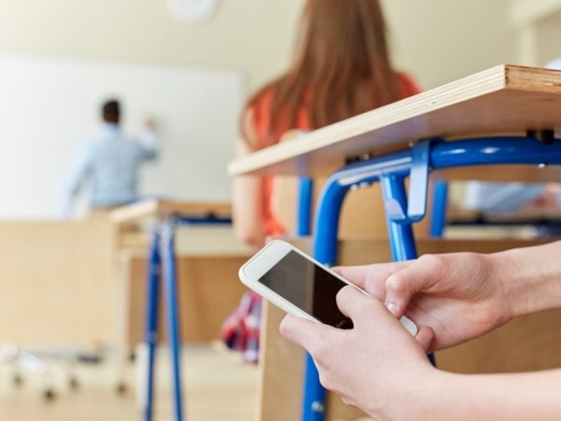 Cellulari in classe. C’è la proposta di vietarli per legge