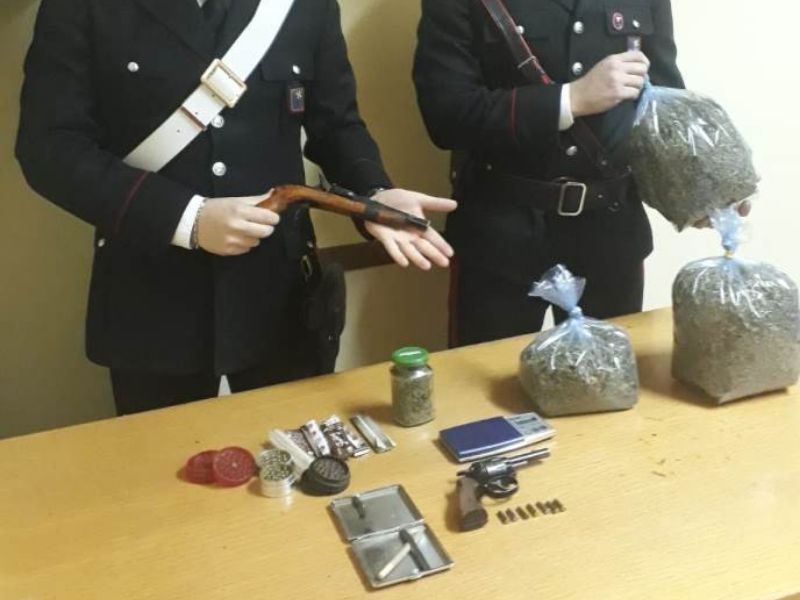 Spaccio stupefacenti e detenzione illegale di armi: arrestati 4 componenti di una famiglia