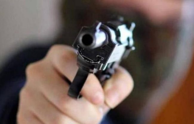 Proiettile sparato per i festeggiamenti finisce nel muro di un appartamento