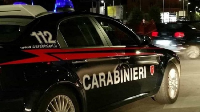 Trovata morta sul pianerottolo: nessuno dice di conoscerla