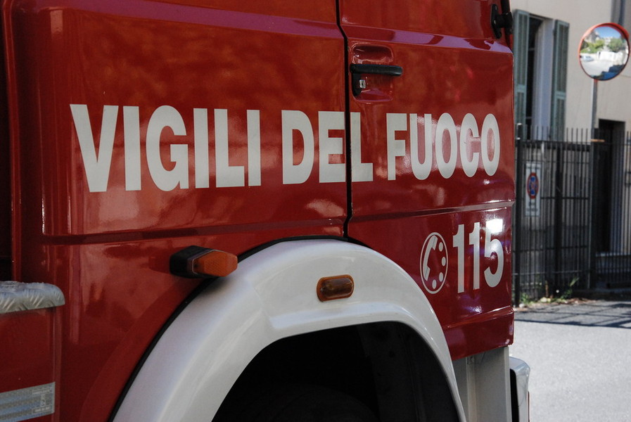 Accendono camino per scaldarsi e mandano a fuoco la casa che stanno ristrutturando
