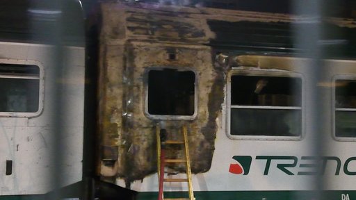 Incendio doloso di un treno in stazione a Greco-Pirelli: era partito da Stradella VIDEO