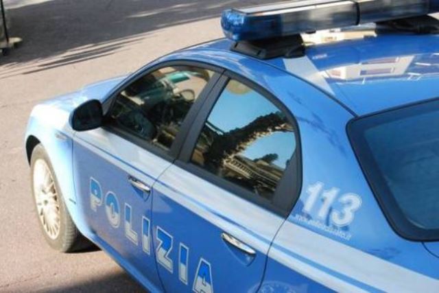 Polizia alla ricerca di armi: ma spuntano cocaina e soldi
