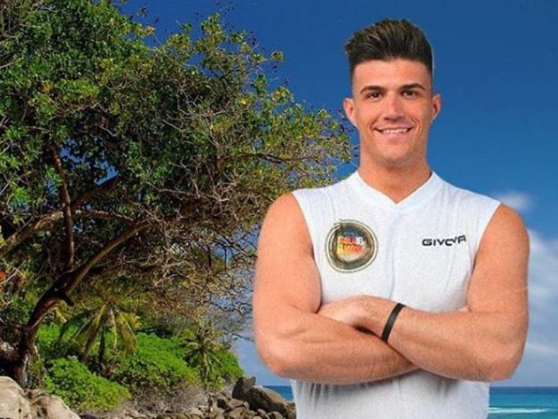 Isola dei Famosi 2019, Yuri fa lo spogliarello e Jo squillo si indigna