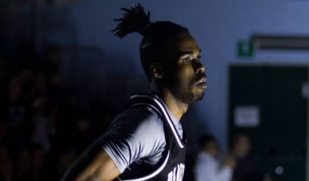 “Negro di m….” lui reagisce e viene espulso