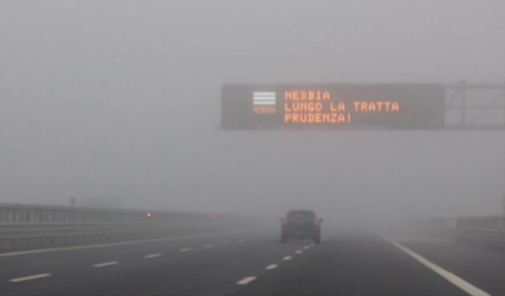 A1 chiusa per nebbia, maxi tamponamento tra Milano Sud e Lodi