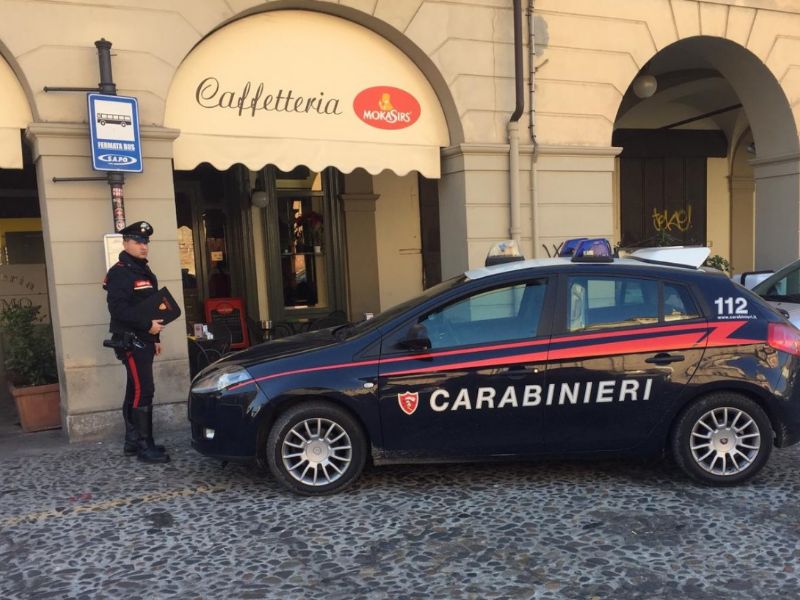 Spaccata nella notte alla vetrina della Caffetteria Duomo di Voghera